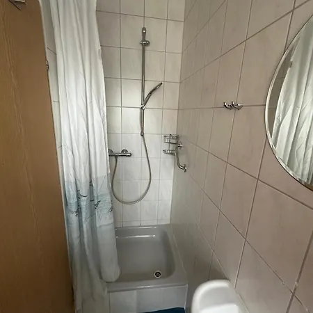 Center - 4 With Kitchen And 2 Bathrooms *
