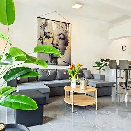 Apartment Loft Fuer Bis Zu 12, Whirlpool, Infrarotsauna, Arcade-spiele, Tischfussball, Wii