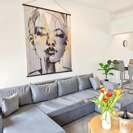 Loft Fuer Bis Zu 12, Whirlpool, Infrarotsauna, Arcade-spiele, Tischfussball, Wii Apartment