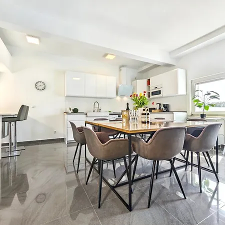 Loft Fuer Bis Zu 12, Whirlpool, Infrarotsauna, Arcade-spiele, Tischfussball, Wii Nuremberg