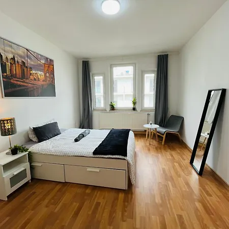 Bright & Spacious Room In Shared Home