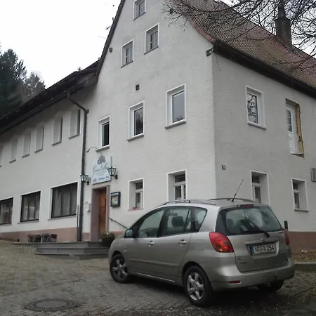 Gruener Baum Brunn Nürnberg