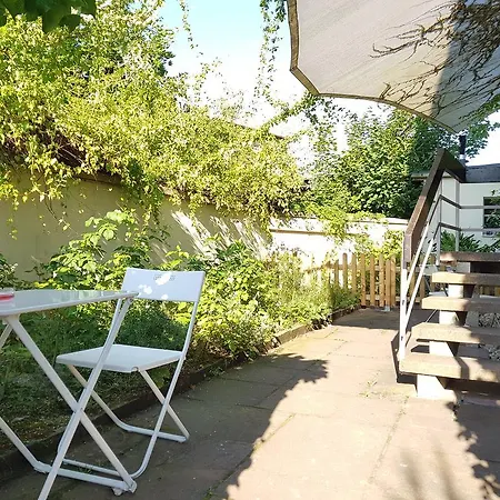 House With 3 In City *