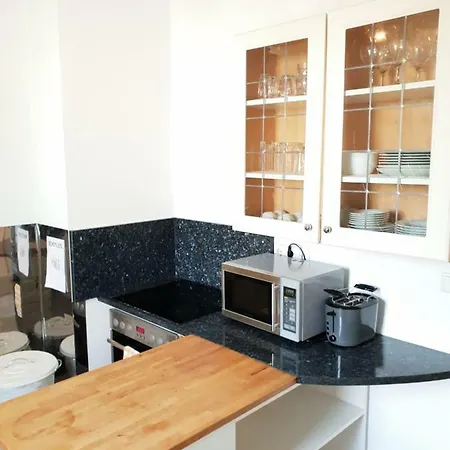 Apartment House With 3 In City